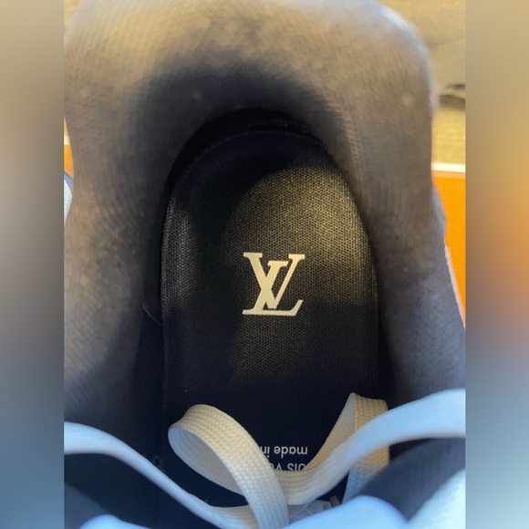 LOUIS VUITTON SNEAKERS - Picture 5 of 8